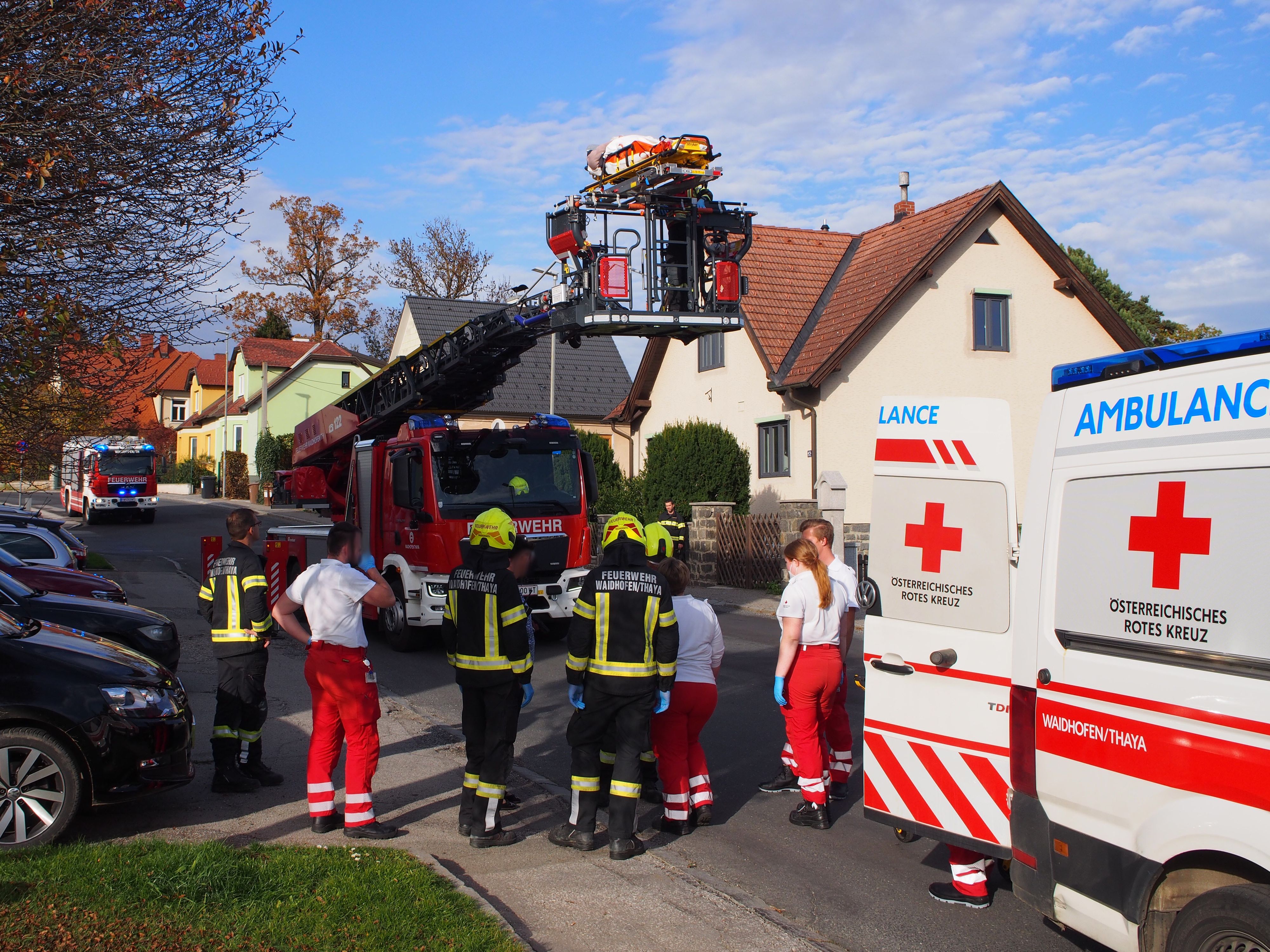 Die Frau konnte von der Feuerwehr mittels Drehleiter gerettet werden.