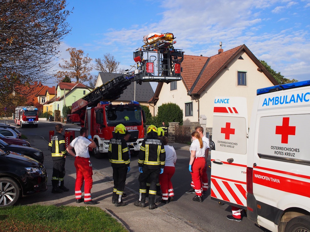 Die Frau konnte von der Feuerwehr mittels Drehleiter gerettet werden.