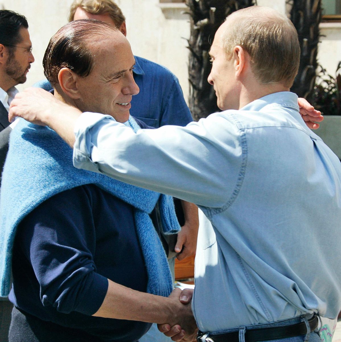 Der russische Präsident Putin verabschiedet den italienischen Ministerpräsidenten Berlusconi im Schwarzmeer-Badeort Sotschi. Die Aufnahme stammt aus dem Jahr 2005.