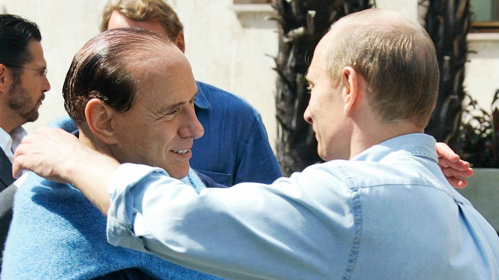 Der russische Präsident Putin verabschiedet den italienischen Ministerpräsidenten Berlusconi im Schwarzmeer-Badeort Sotschi. Die Aufnahme stammt aus dem Jahr 2005.