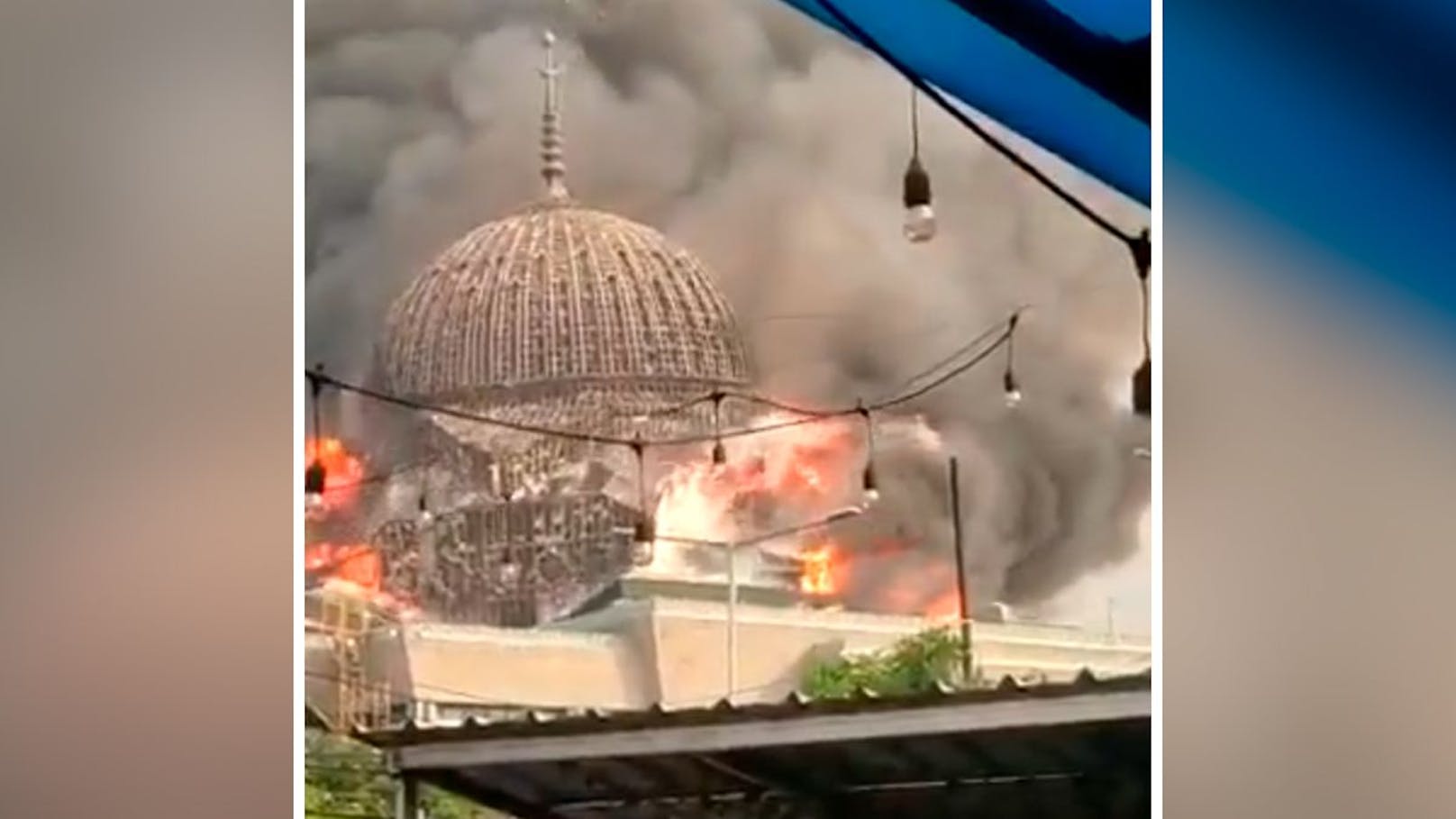 Video: Moschee geht in Flammen auf und stürzt ein