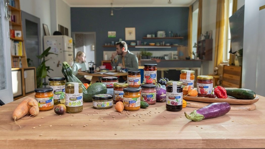 HOFER rettet jetzt gemeinsam mit Unverschwendet wertvolle Lebensmittel unter der Eigenmarke RETTENSWERT. Ab 21. Oktober stehen hochwertige Aufstriche, Chutneys und vieles mehr in allen sterreichischen HOFER Filialen zum Kauf.