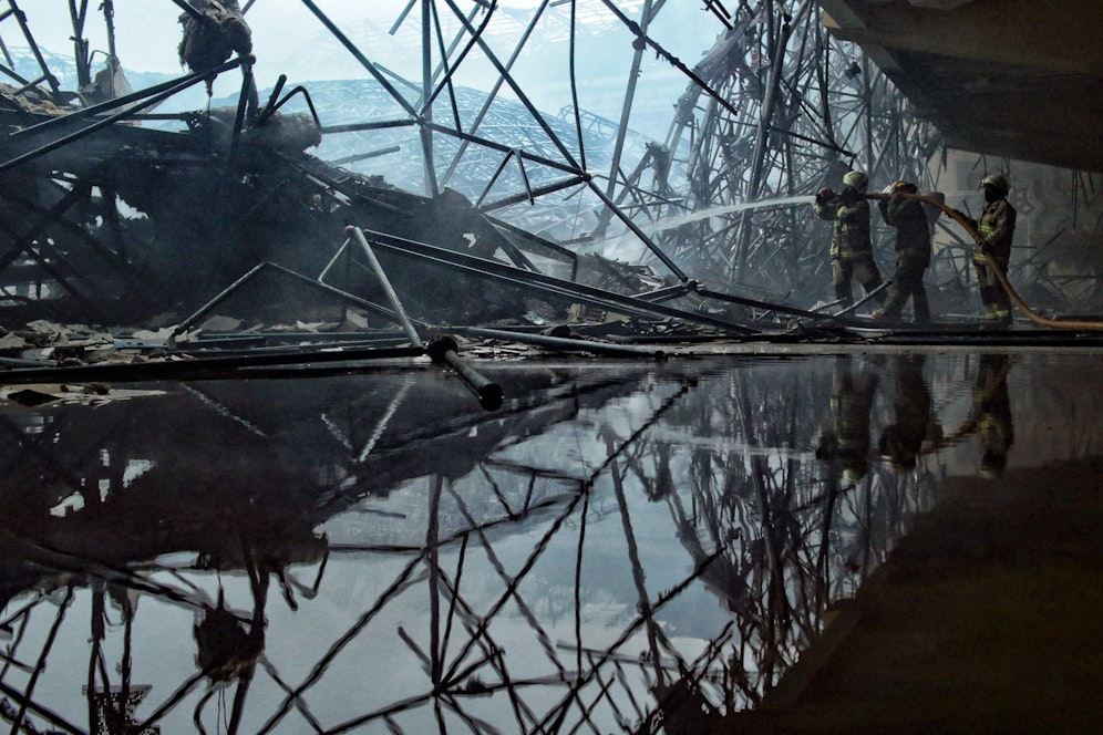 Feuerwehrleute bei den Löscharbeiten in der eingestürzten Moschee in Jakarta.