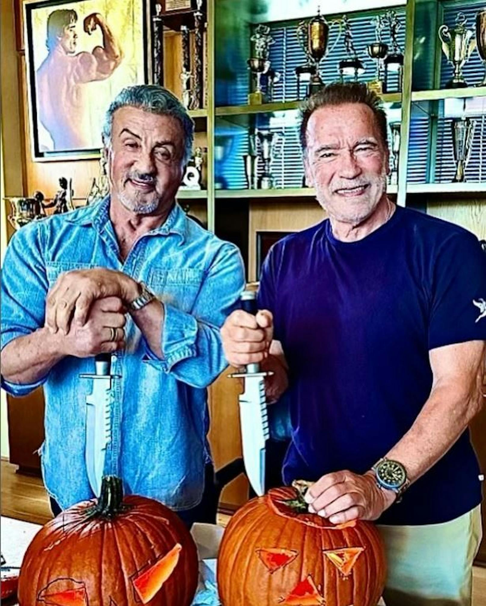 Sylvester Stallone und Arnold Schwarzenegger bereiten sich auf Halloween vor.