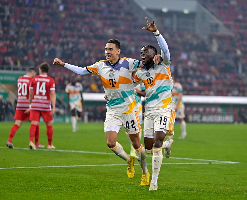 Bayern München setzt sich bei Augsburg mit 5:2 durch.