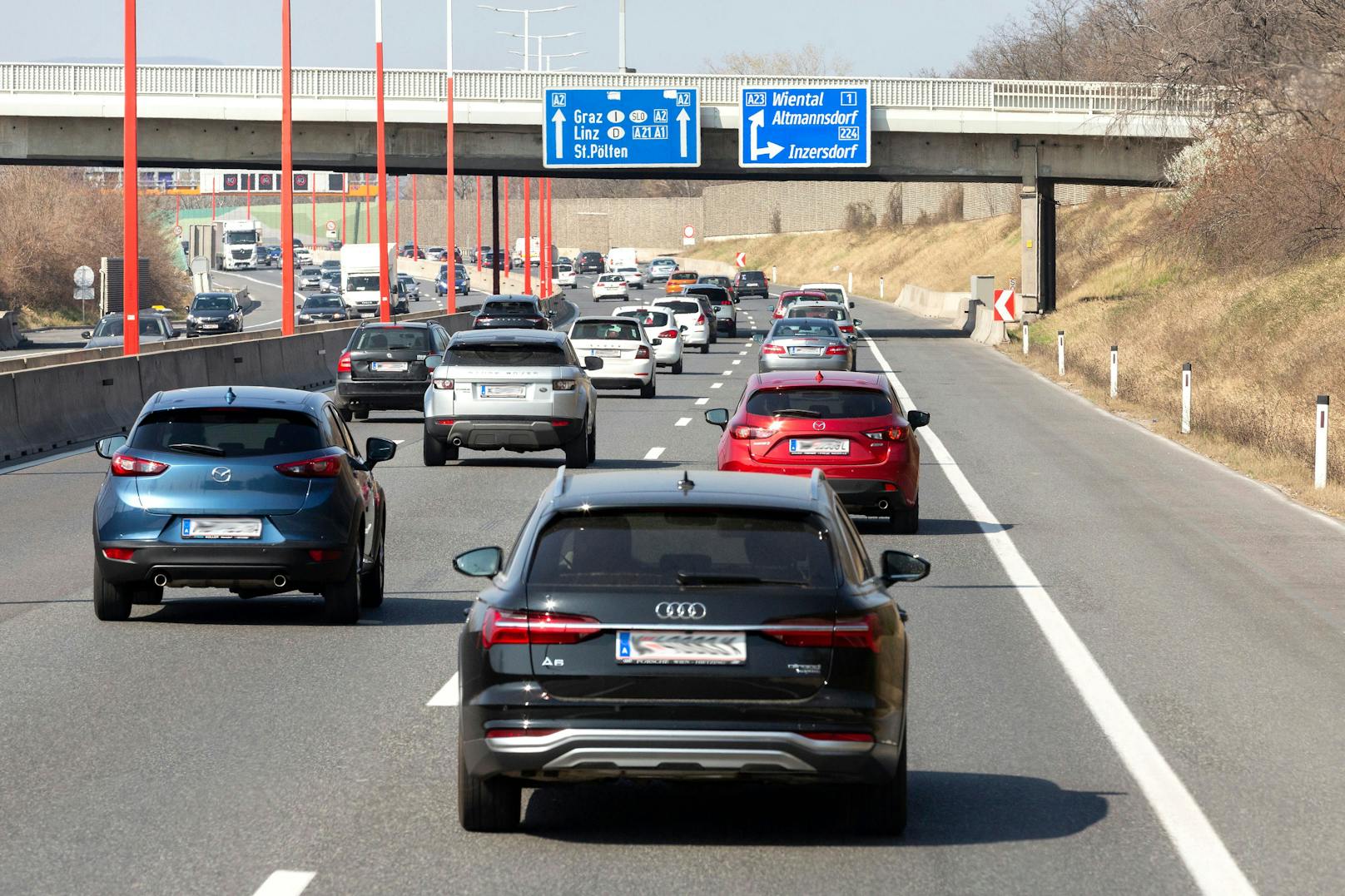 Zu einem schweren Unfall kam es auf der Südautobahn in Niederösterreich (Symbolbild)