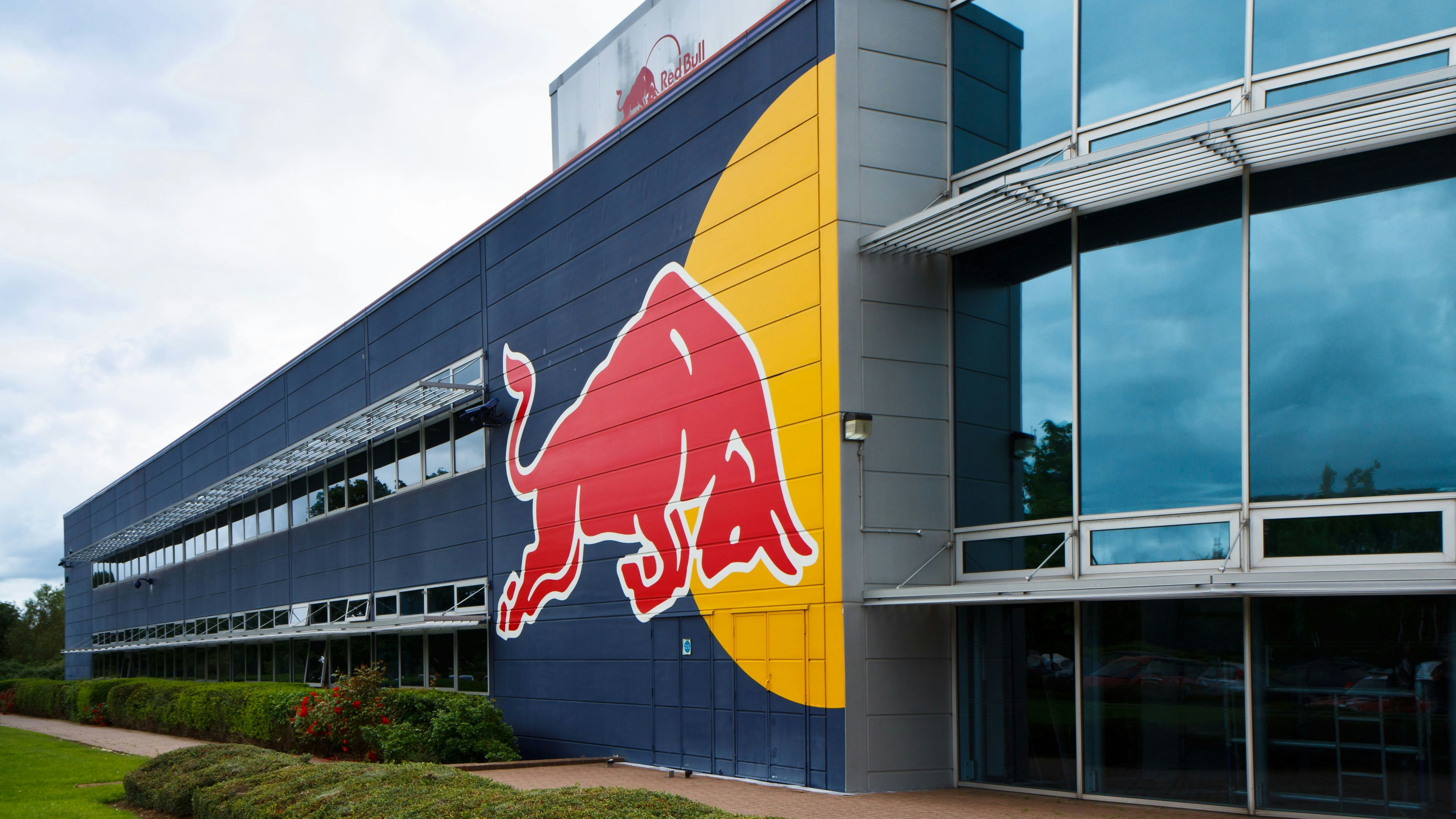 Red Bull und Google bleiben laut einer Stepstone-Umfrage die attraktivsten Arbeitgeber. 