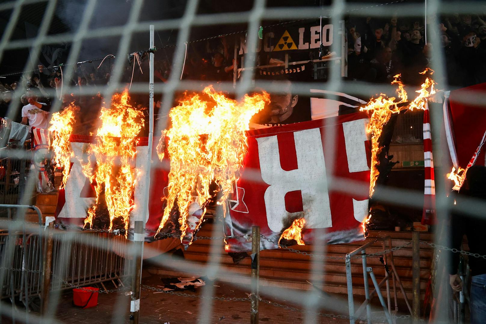 Sturm-Fans setzten einen GAK-Banner in Flammen.