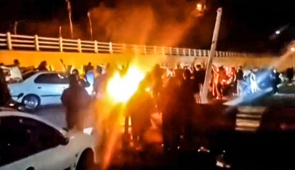 Nächtlicher Protest in der iranischen Hauptstadt Teheran. Seit dem Tod von Mahsa Amini (22) im September 2022 kommt es in dem islamischen Land zu Massenprotesten.