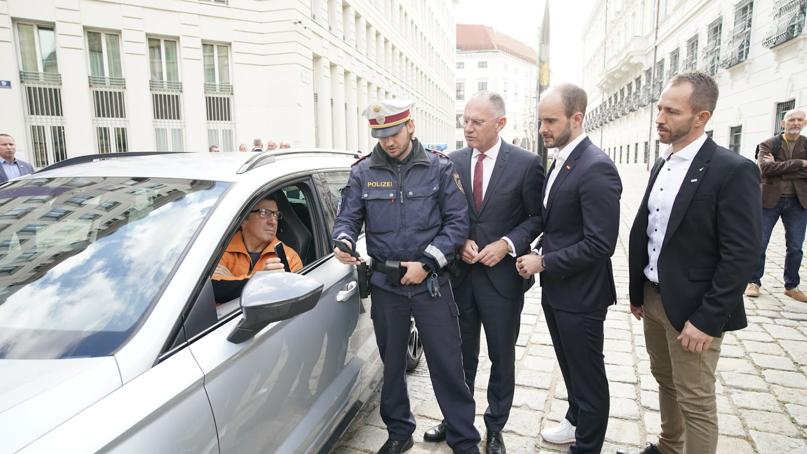 Turksy und Karner zeigten eine Polizeikontrolle des E-Führerschein vor.