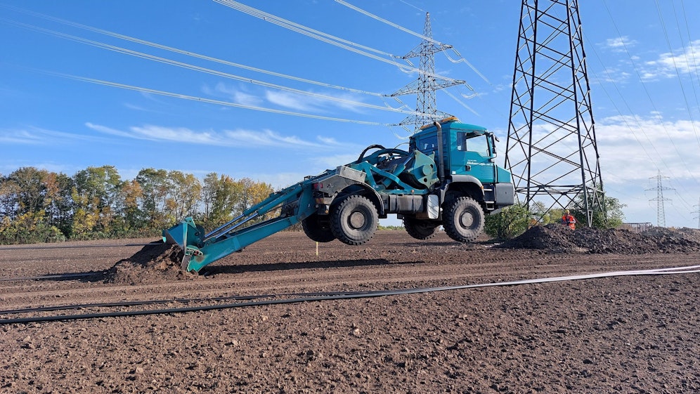 Der Lkw wird beim Verlegen der Stromkabel in knapp 1,5 Metern Tiefe in die Luft gedrückt.