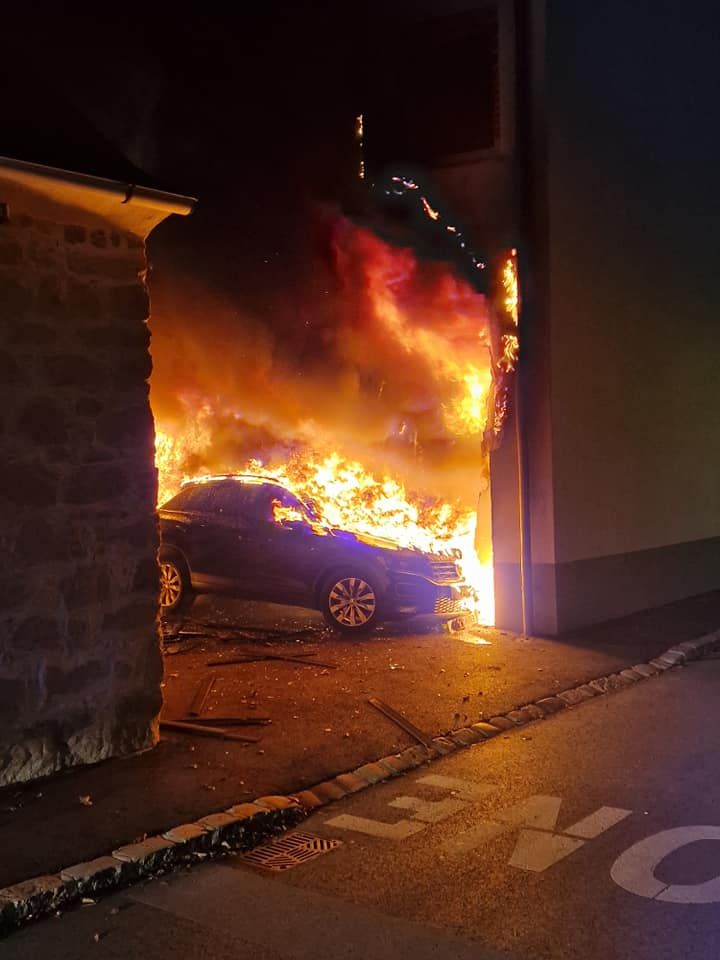 Durch das brennende Auto wurde auch das AMS-Gebäude in Eisenstadt in Mitleidenschaft gezogen.