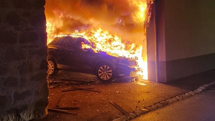 Durch das brennende Auto wurde auch das AMS-Gebäude in Eisenstadt in Mitleidenschaft gezogen.