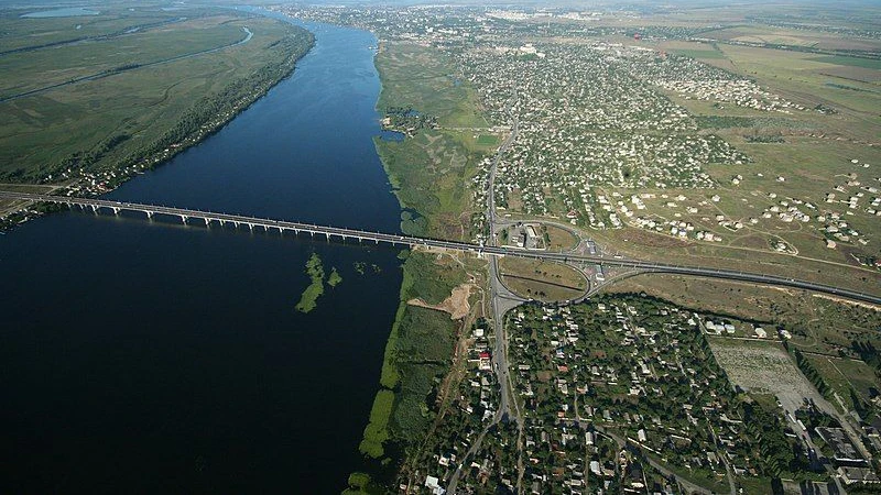 Blick den Dnipro hinab auf Cherson und die Antoniwkabrücke. Archivbild 2006