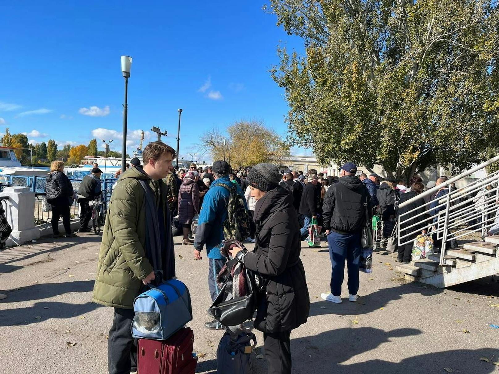 Bis zu 60.000 Bewohner sollen nun nach Angaben der Russen über den Dnipro in Richtung Russland flüchten.