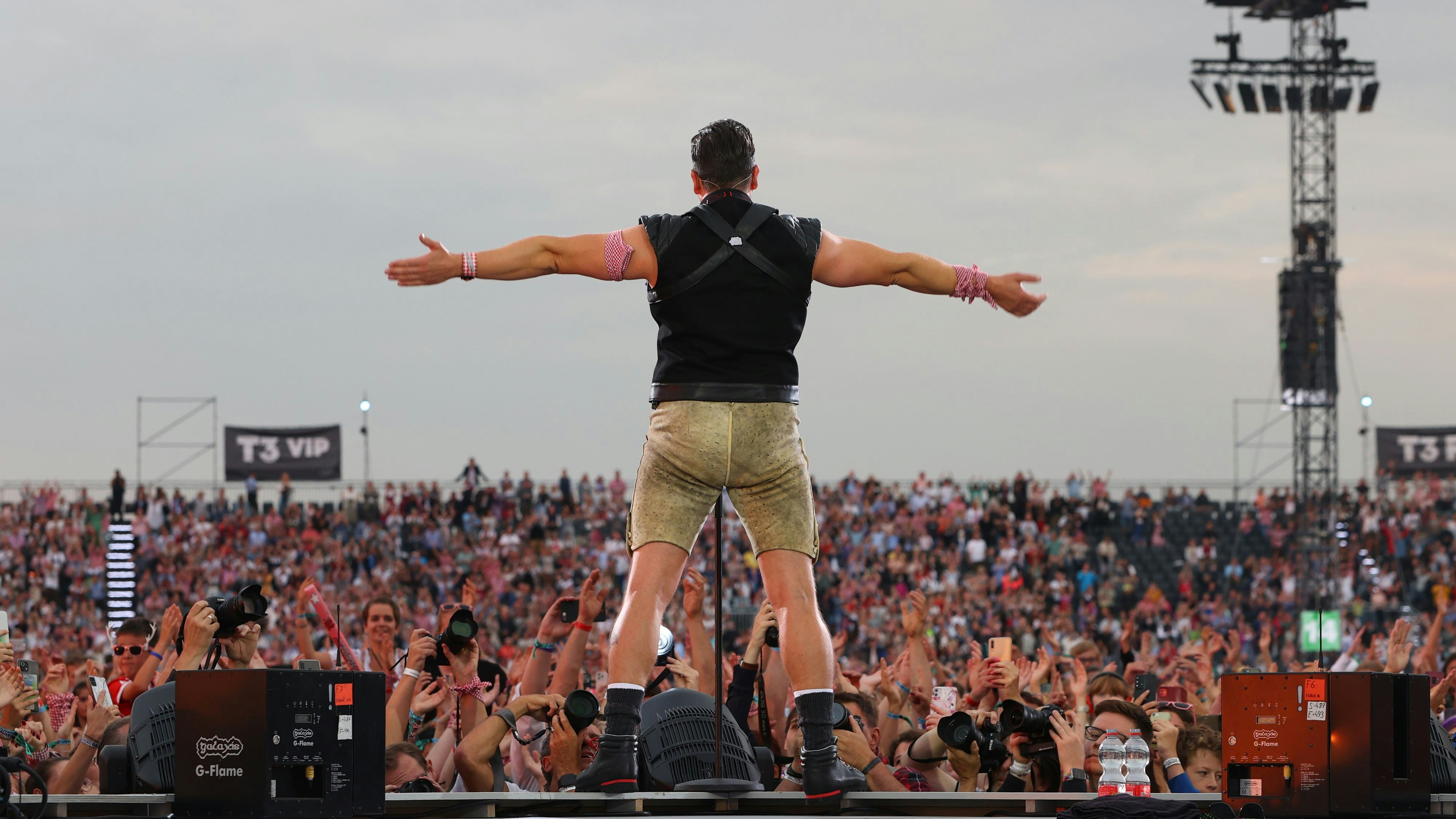 Download von www.picturedesk.com am 19.10.2022 (13:54).  06 August 2022, Bavaria, Munich: Andreas Gabalier is on stage during the "Back to Live Show" at an open air concert at the fairgrounds in front of more than 90000 visitors. Photo: Karl-Josef Hildenbrand/dpa - 20220806_PD17005 - Rechteinfo: Rights Managed (RM)