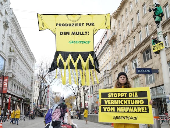 Greenpeace-Aktivisten spannen riesiges, zerschreddertes T-Shirt über die Wiener Mariahilfer Straße als "Mahnmal gegen die Wegwerf-Kultur".