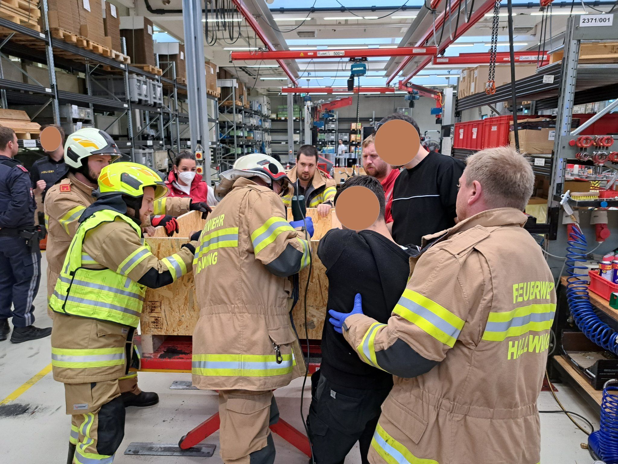 Ein Arbeiter hat im Hallwang (Bezirk Salzburg-Umgebung) seine Hand an eine Holzkiste geschraubt.