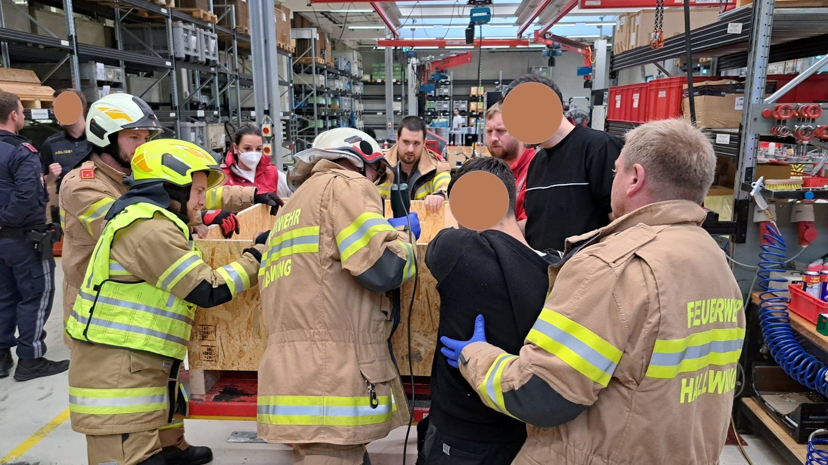 Ein Arbeiter hat im Hallwang (Bezirk Salzburg-Umgebung) seine Hand an eine Holzkiste geschraubt.