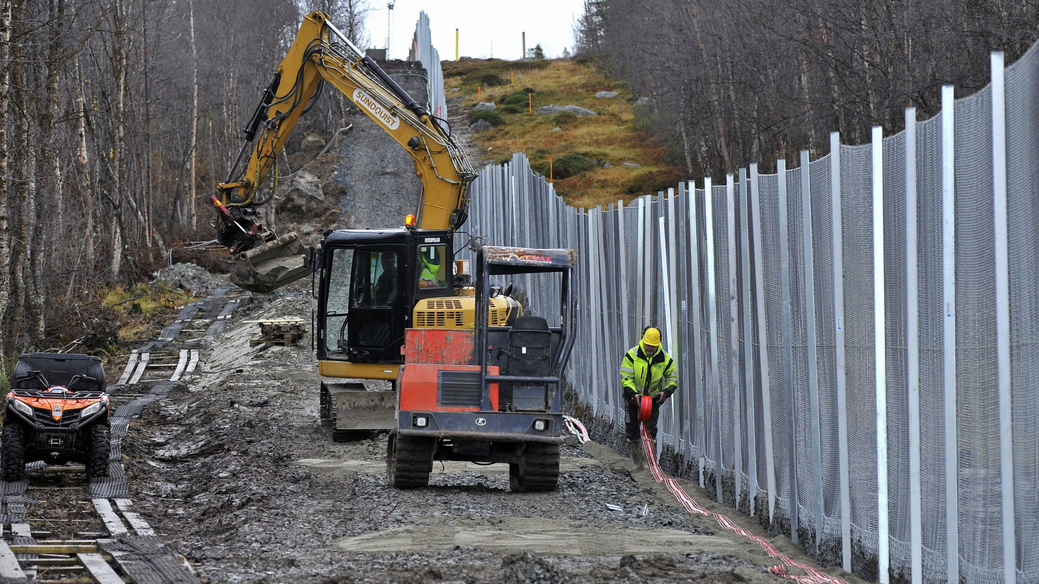 Download von www.picturedesk.com am 19.10.2022 (16:10).  STORSKOG, NORWAY - OCTOBER 13, 2016: Construction of a fence at the Storskog-Borisoglebsk crossing point on the Norway-Russia border. The Norwegian authorities decided to build the border fence to deter refugees from the Middle East. Lev Fedoseyev/TASS - 20161013_PD12468 - Rechteinfo: Rights Managed (RM)