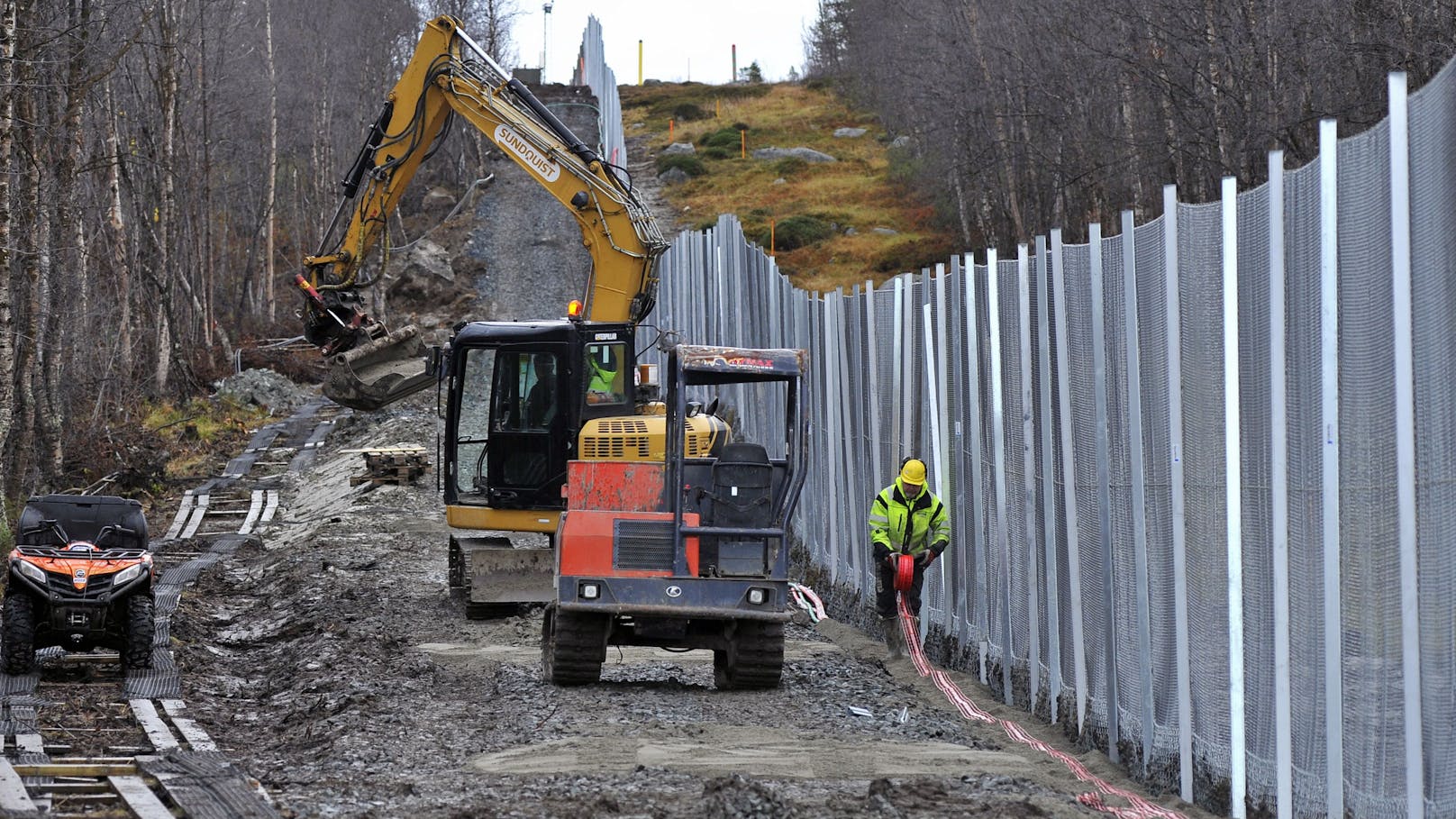 Finnlands Nachbarland Norwegen hat bereits 2016 einen 3,5 Meter hohen und knapp 200 km langen Grenzzaun zu Russland gezogen.
