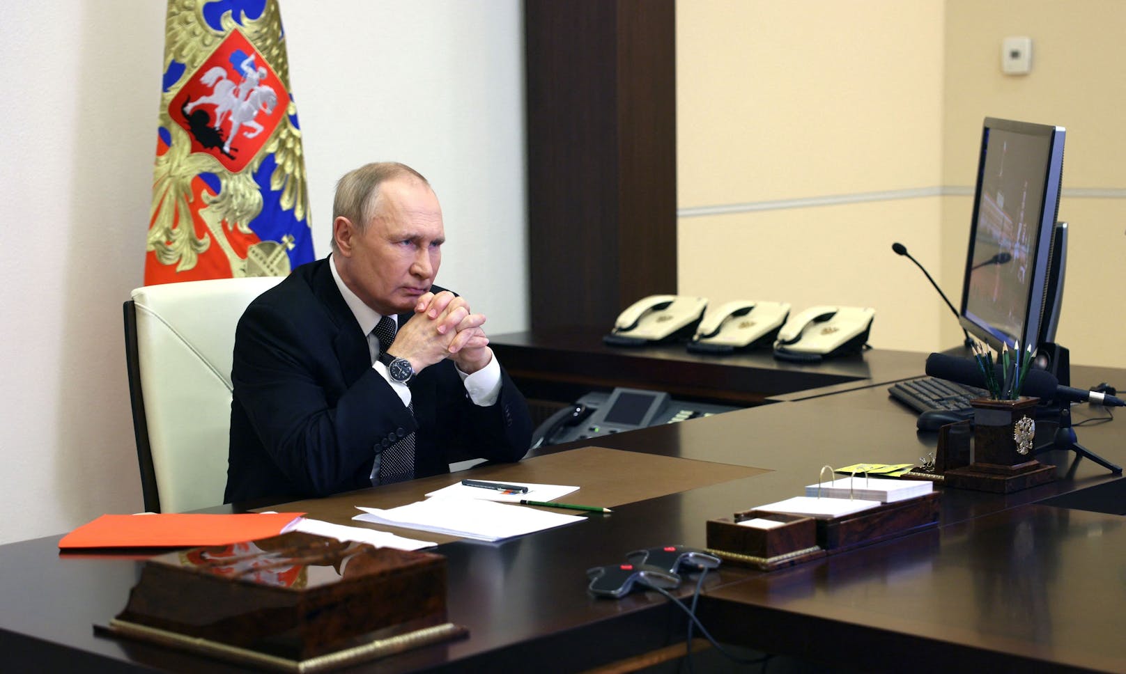 Russlands Präsident Wladimir Putin hatte über die Region und die anderen besetzten Gebiete zuvor das Kriegsrecht verhängt.