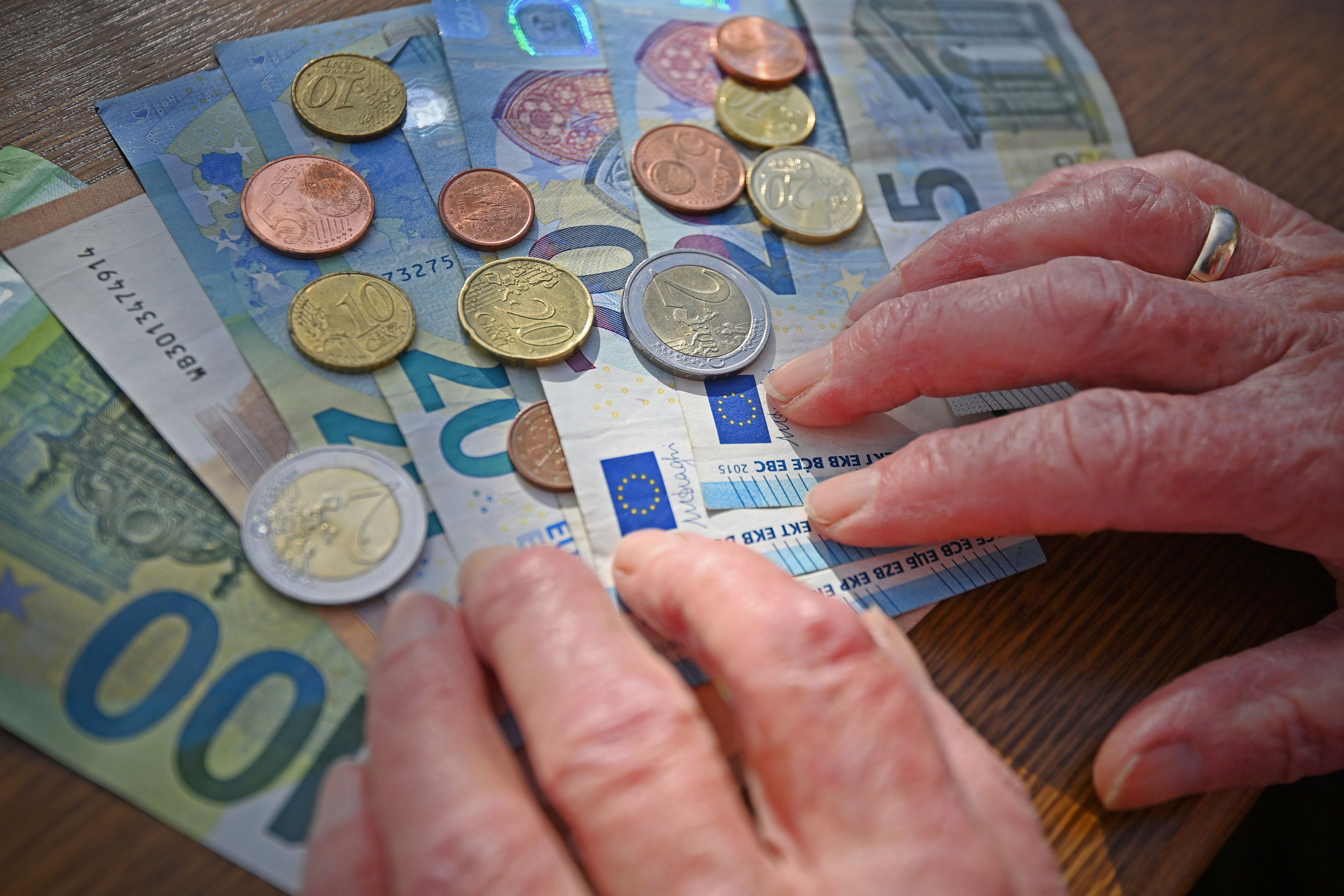 Download von www.picturedesk.com am 19.10.2022 (08:43).  Feature Symbolic picture energy price flat rate for pensioners, hands of an old person scraping money together, counting money, money, household money, spending money, poverty in old age, saving, compulsory austerity, money shortage, euro bills, wallet, purse, purse, Hartz IV, energy cost flat rate, state support, social assistance ,budget,counting money,cost of living,expenses,inflation. ?SVEN SIMON Photo Agency GmbH & Co. Press Photo KG # Princess-Luise-Str. 41 # 45479 M uelheim / R uhr # Tel. 0208/9413250 # Fax. 0208/9413260 # GLS Bank # BLZ 430 609 67 # Account 4030 025 100 # IBAN DE75 4306 0967 4030 0251 00 # BIC GENODEM1GLS # www.svensimon.net. - 20221009_PD24440 - Rechteinfo: Rights Managed (RM)