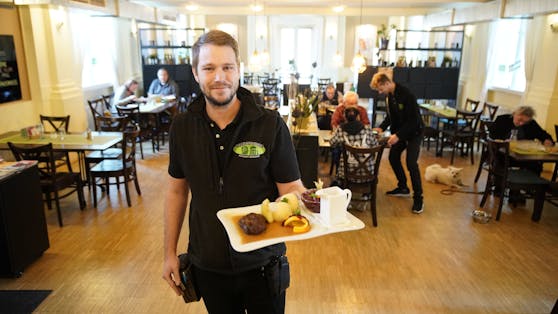 Manuel Hackl (29) bietet in seinem Lokal "Biersophie" vegane und fleischliche Kost an: Alle österreichischen Klassiker gibt's in beiden Varianten – auch das Gansl.