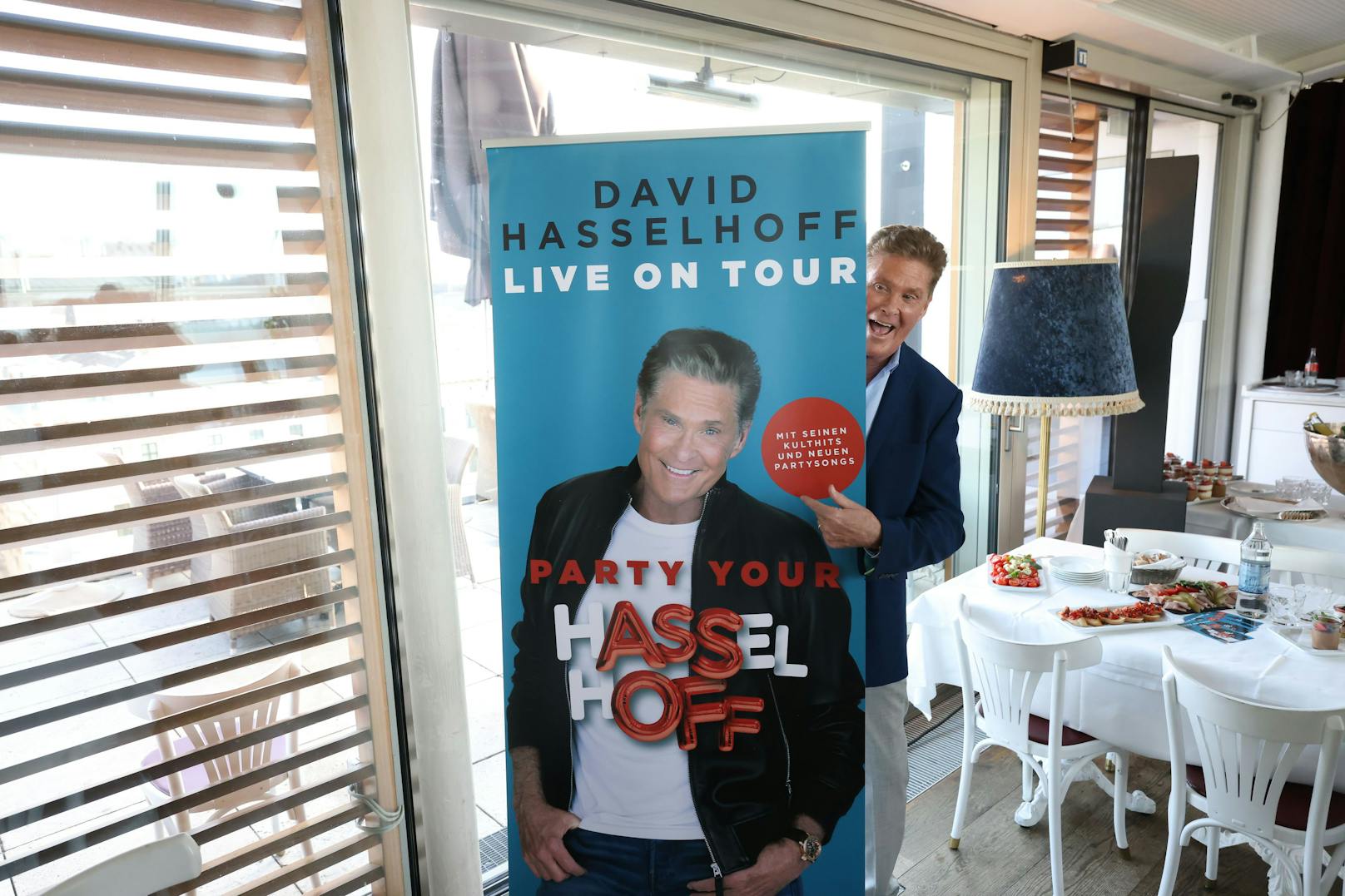 David Hasselhoff versteckte sich hinter seinem Plakat