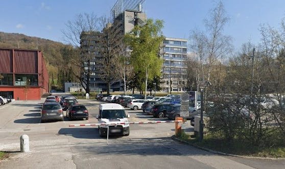 Von diesem Schranken in der Linzer Mengerstraße wurde die 81-jährige Radfahrerin getroffen.