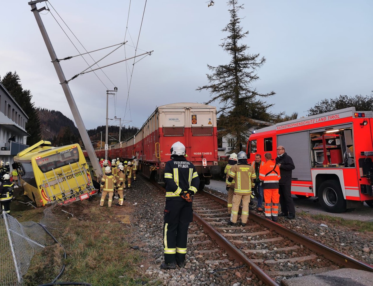 Heute.at - Schülerbus von Zug erfasst – Buslenker (45) gestorben
