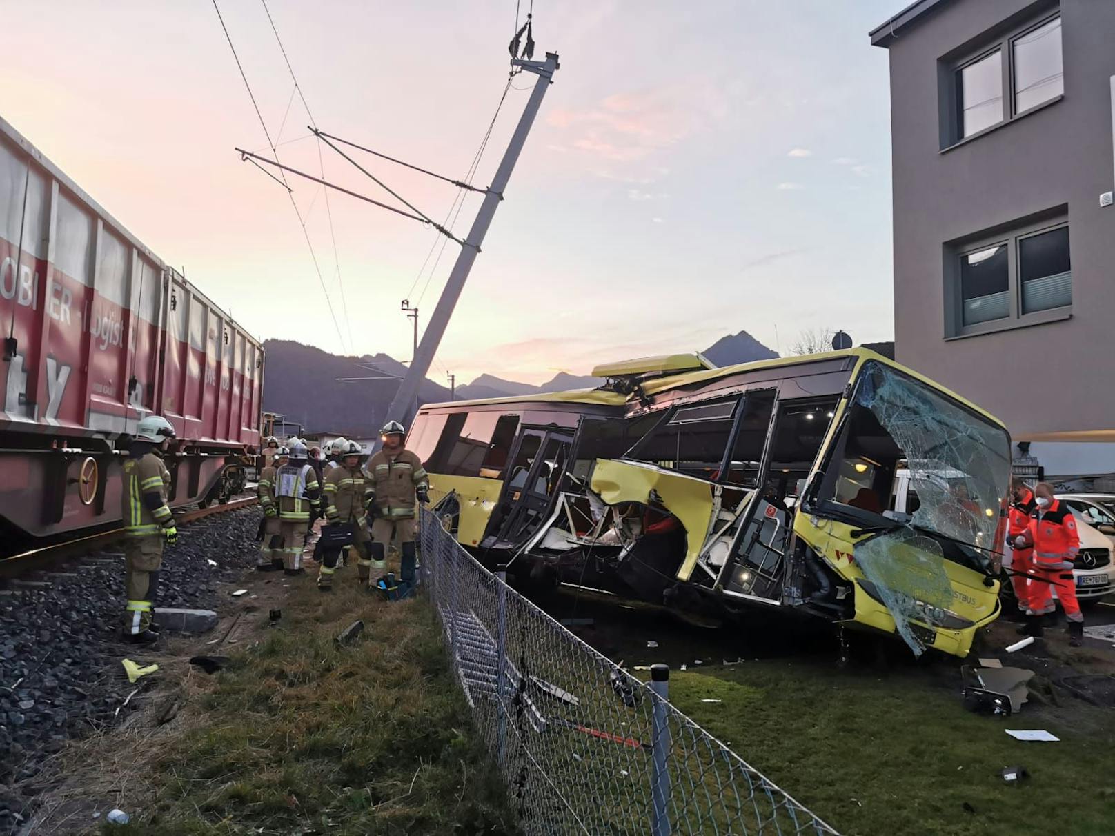 Der Zug prallte am Donnerstag in der Früh gegen den Bus.&nbsp;