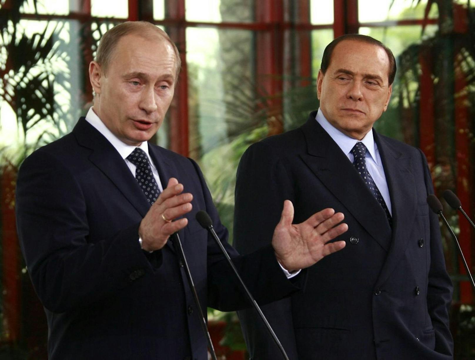 Zum 86. Geburtstag soll Wladimir Putin dem italienischen Ex-Ministerpräsidenten Silvio Berlusconi 20 Flaschen Wodka geschenkt haben. (Archivbild)