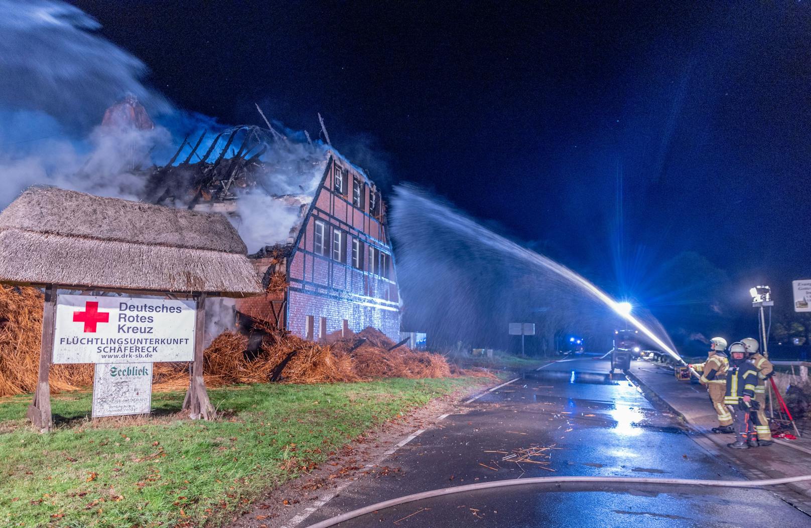 ...das reetgedeckte Gebäude von den Flammen fast vollständig vernichtet.