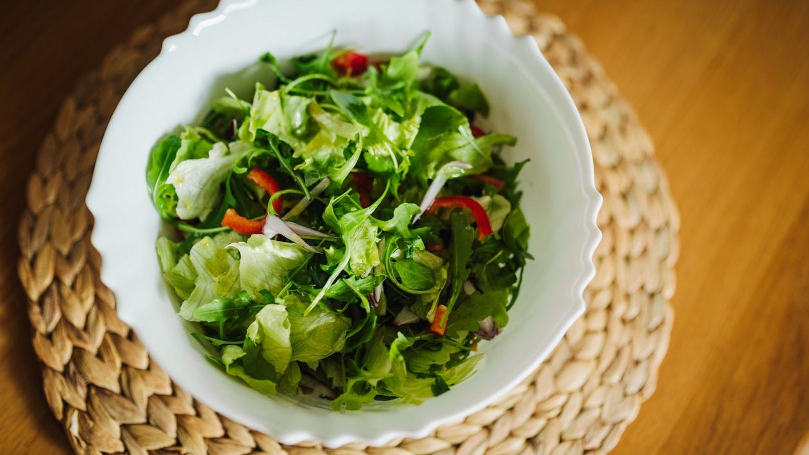 Wer gesund sein will, isst einen leckeren Blattsalat zu Abend. Doch dieser enthält viele Gase, die deiner Verdauung kurz vor dem Schlafengehen schaden. Um einen Blähbauch zu vermeiden, solltest du am liebsten auf den Salat verzichten.&nbsp;