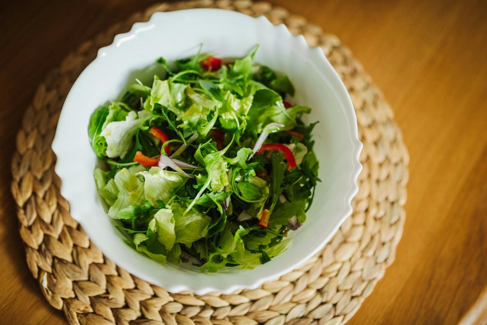 Wer gesund sein will isst einen leckeren Blattsalat zu Abend. Doch dieses enthält viele Gase, die deiner Verdauung kurz vor dem Schlafengehen schadet. Um einen Blähbauch zu vermeiden solltest du am liebsten auf den Salat verzichten.&nbsp;