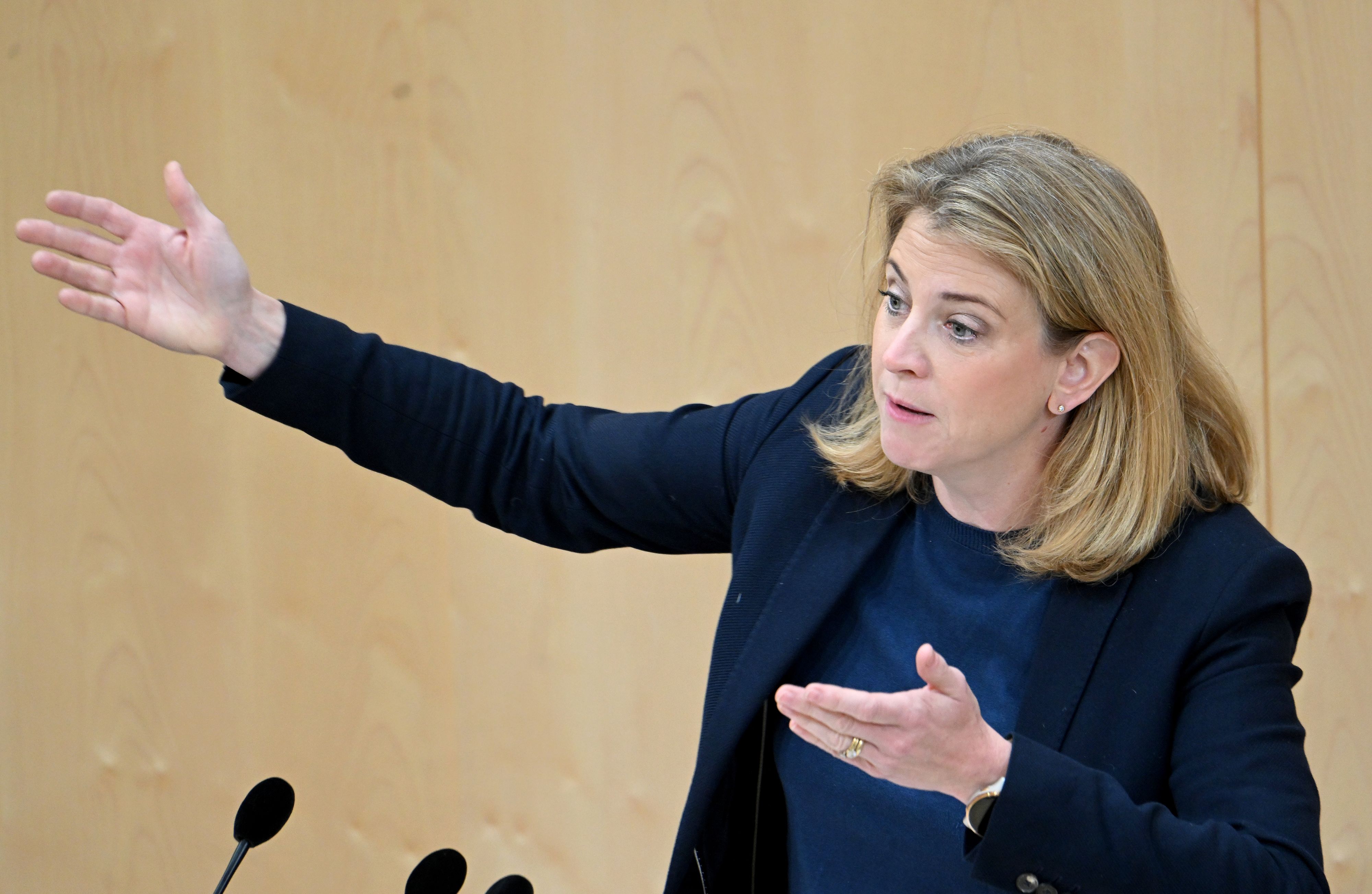 Download von www.picturedesk.com am 20.10.2022 (10:39).  ABD0030_20220921 - WIEN - ÖSTERREICH: NEOS-Chefin Beate Meinl-Reisinger im Rahmen einer Sitzung des Nationalrates im Parlamentsausweichquartier in der Wiener Hofburg am Mittwoch, 21. September 2022. - FOTO: APA/ROLAND SCHLAGER - 20220921_PD1702 - Rechteinfo: Rights Managed (RM)