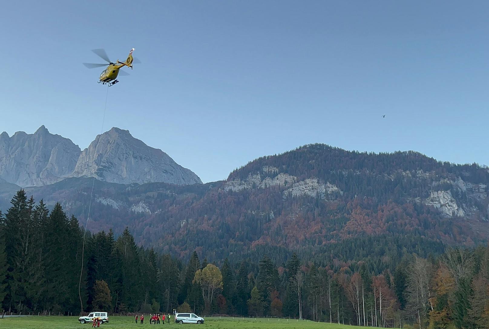 ...und setzte die Rettungskette in Gang. Der 80-Jährige konnte von den Rettungskräften jedoch nur mehr tot geborgen werden.