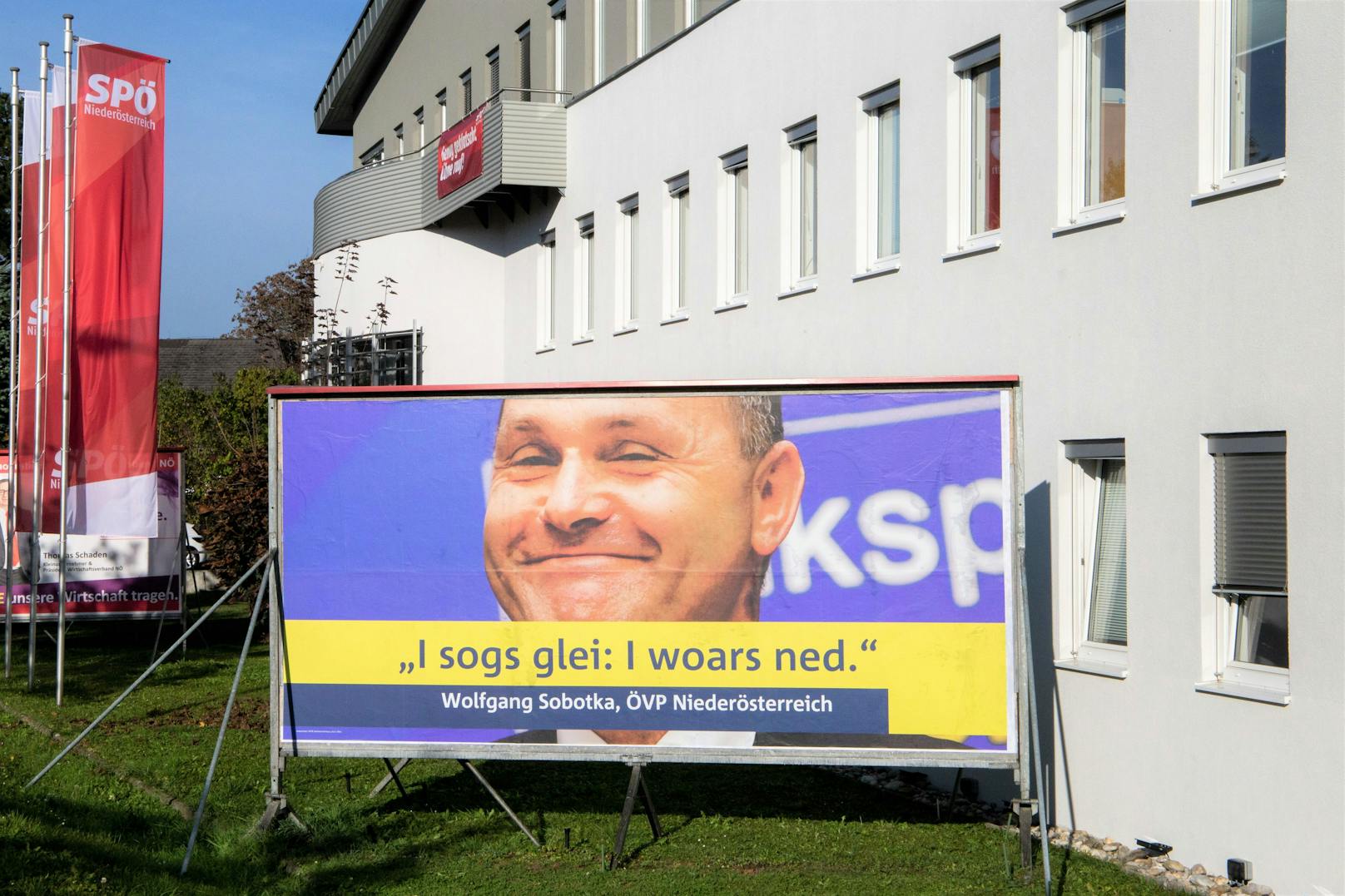 Das Plakat vor der SP-Zentrale in NÖ.