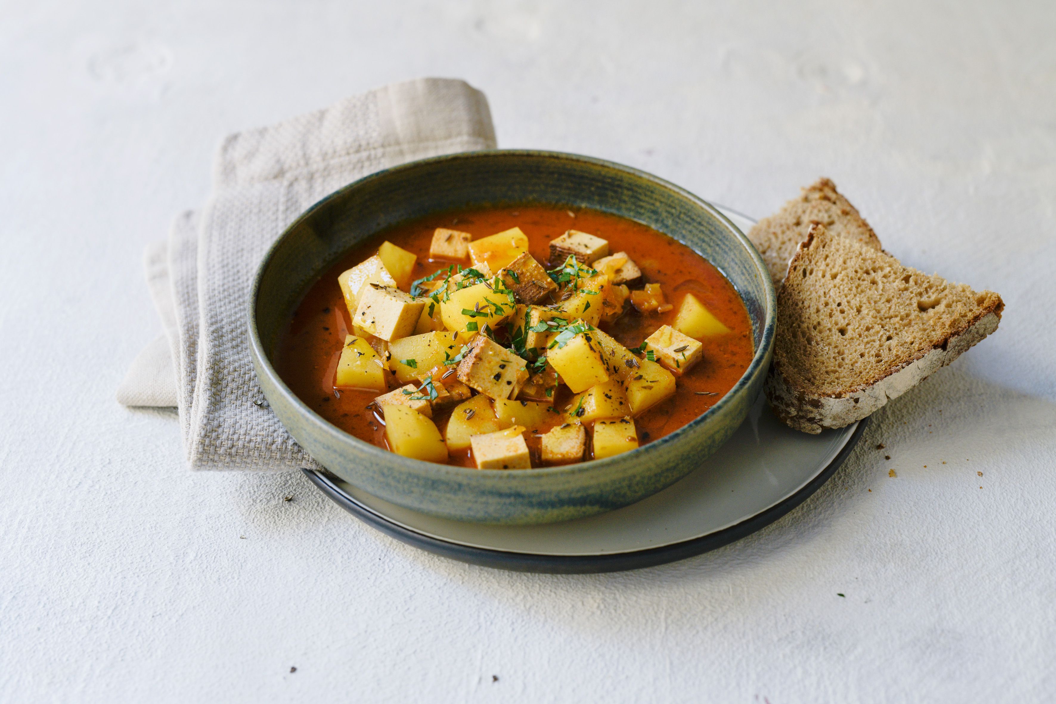 Neben dem typischen Geschmack verleiht Paprikapulver Gerichten auch eine leuchtend rote Farbe.