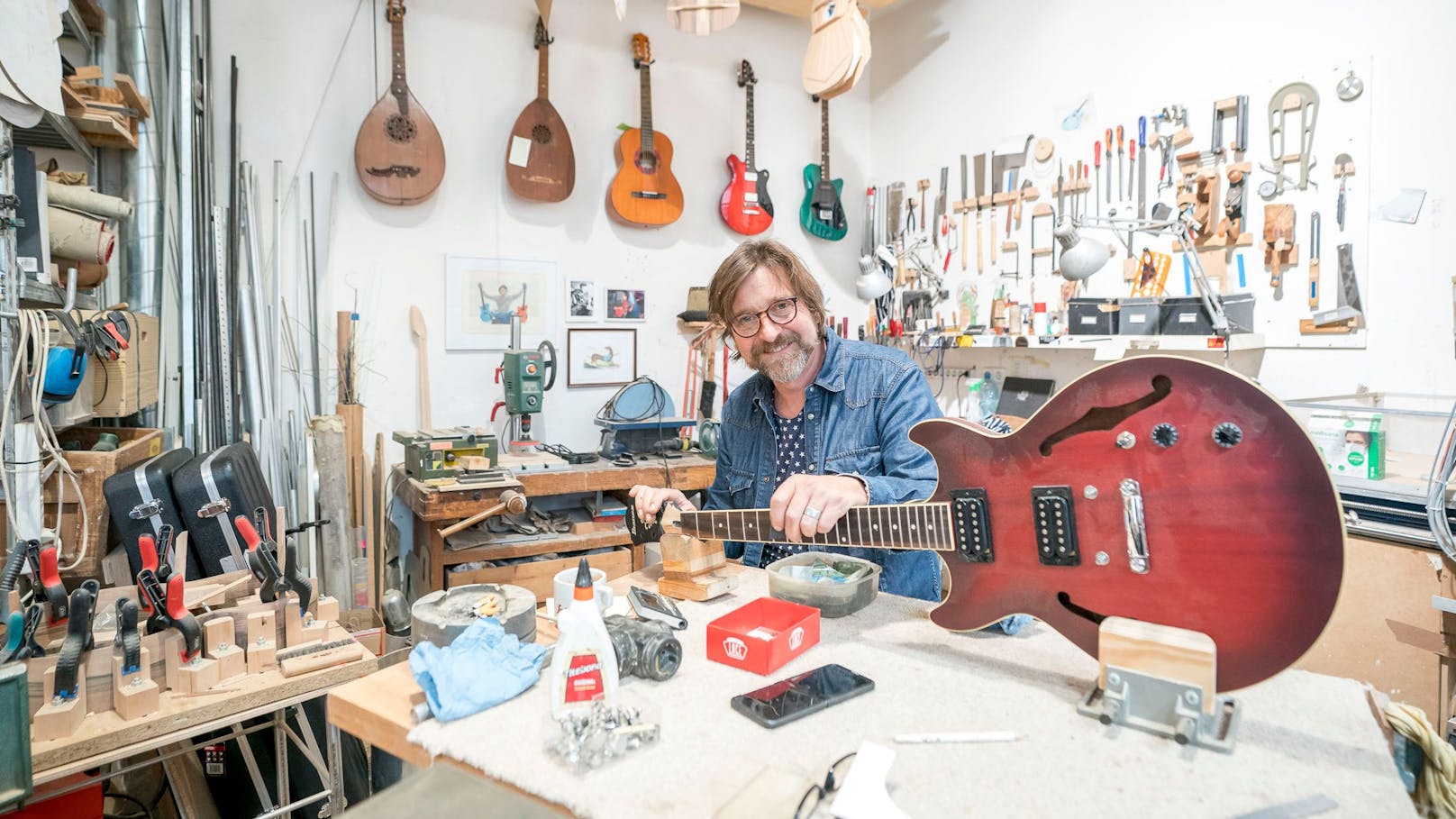 Gitarrenbauer Adam Wehsely in seiner Werkstatt in der Hollandstraße 9 in Wien.