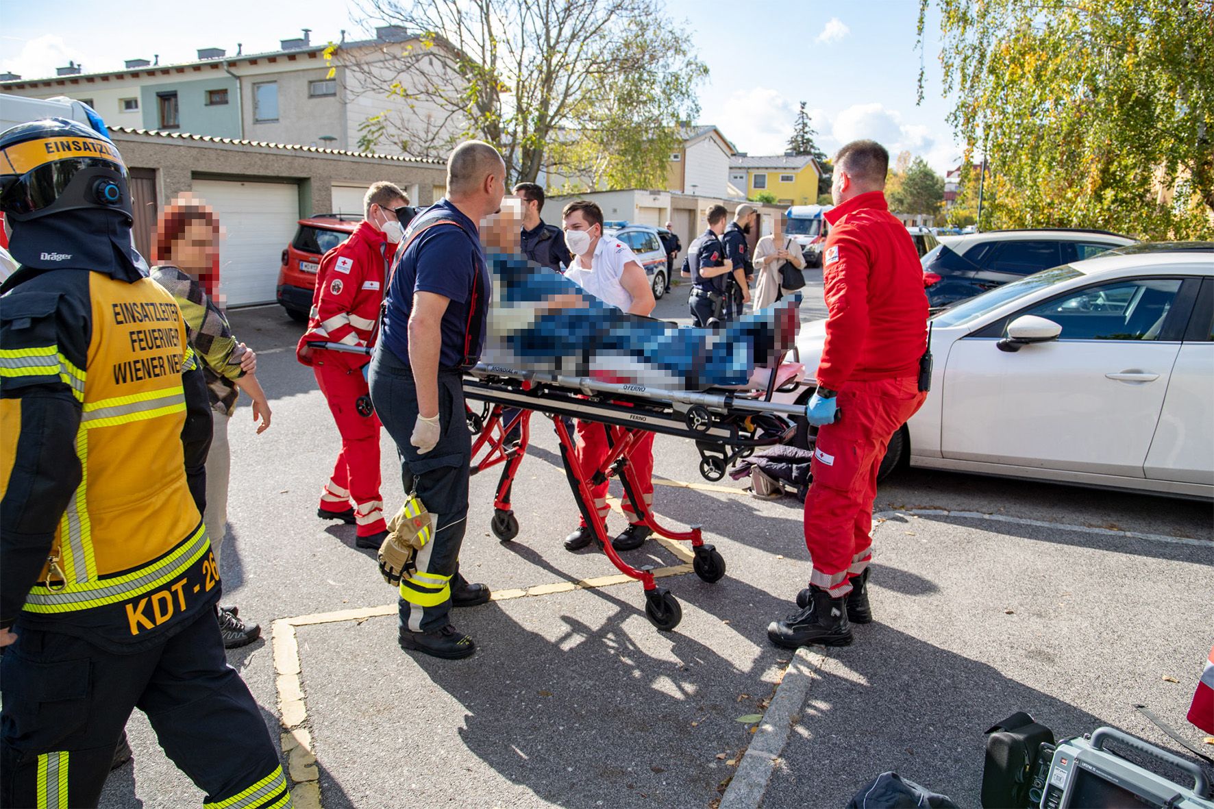 Eine Frau wurde beim Brand in einem Mehrparteienwohnhaus verletzt.
