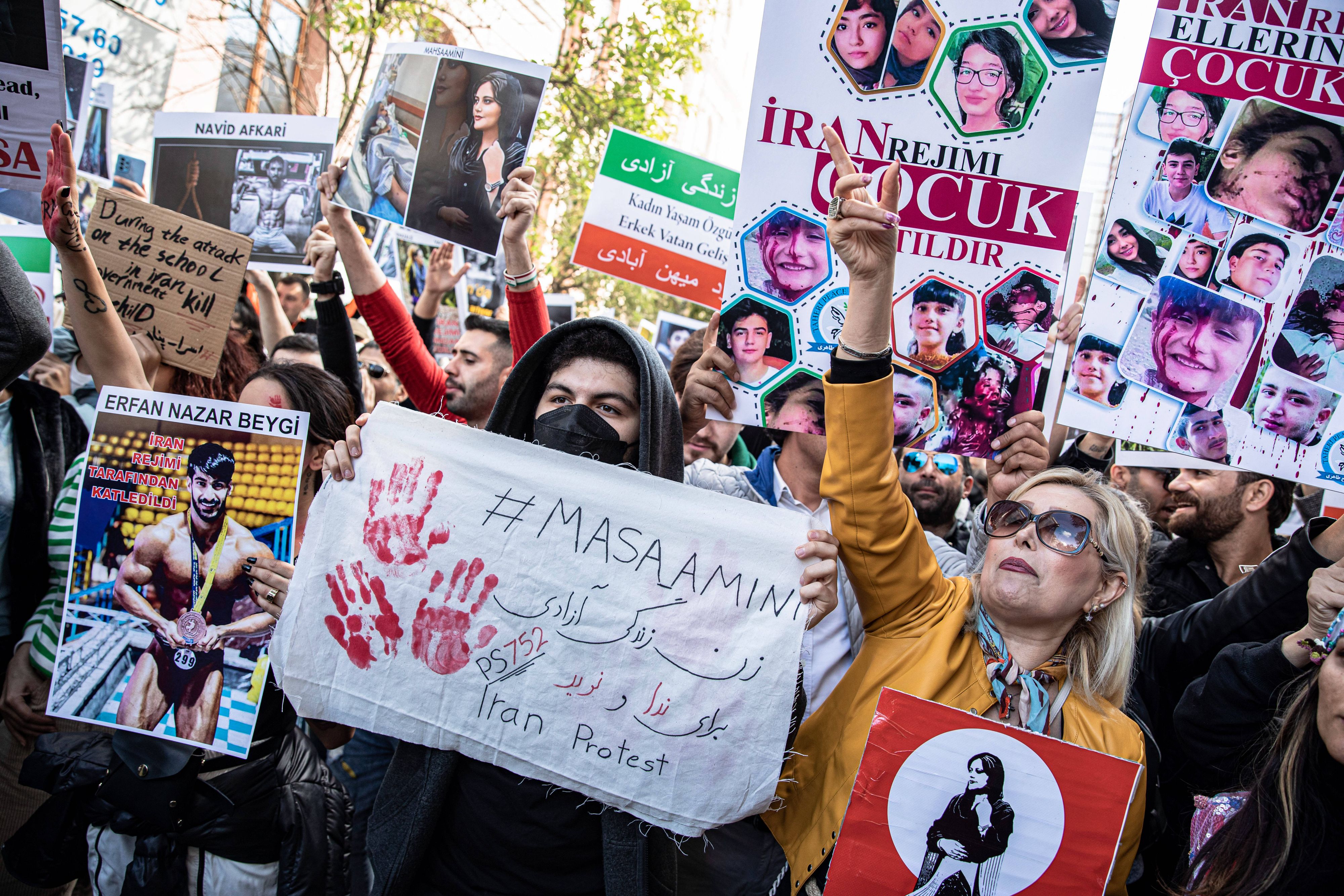 Download von www.picturedesk.com am 20.10.2022 (13:41).  ACT SIPA/01091532/000006 -- Protesters hold placards and chant slogans during a protest over the death of Iranian Mahsa Amini outside the Iranian Consulate in Istanbul. Protesters take to the streets following the death of Mahsa. Mahsa Amini fell into a coma and died after being arrested in Tehran by the morality police, for allegedly violating the countries hijab rules. Amini's death has sparked weeks of violent protests across Iran. - Onur Dogman / SOPA Images//SOPAIMAGES_SOPA012333/2210180835/Credit:SOPA Images/SIPA/2210180854 - 20221017_PD12859 - Rechteinfo: Rights Managed (RM) Fotografische Urheberrechte sind garantiert. Der Kunde selbst hat insbesondere die Persönlichkeitsrechte der abgebildeten Personen in eigener Verantwortung zu beachten (AGBs Punkt 5).