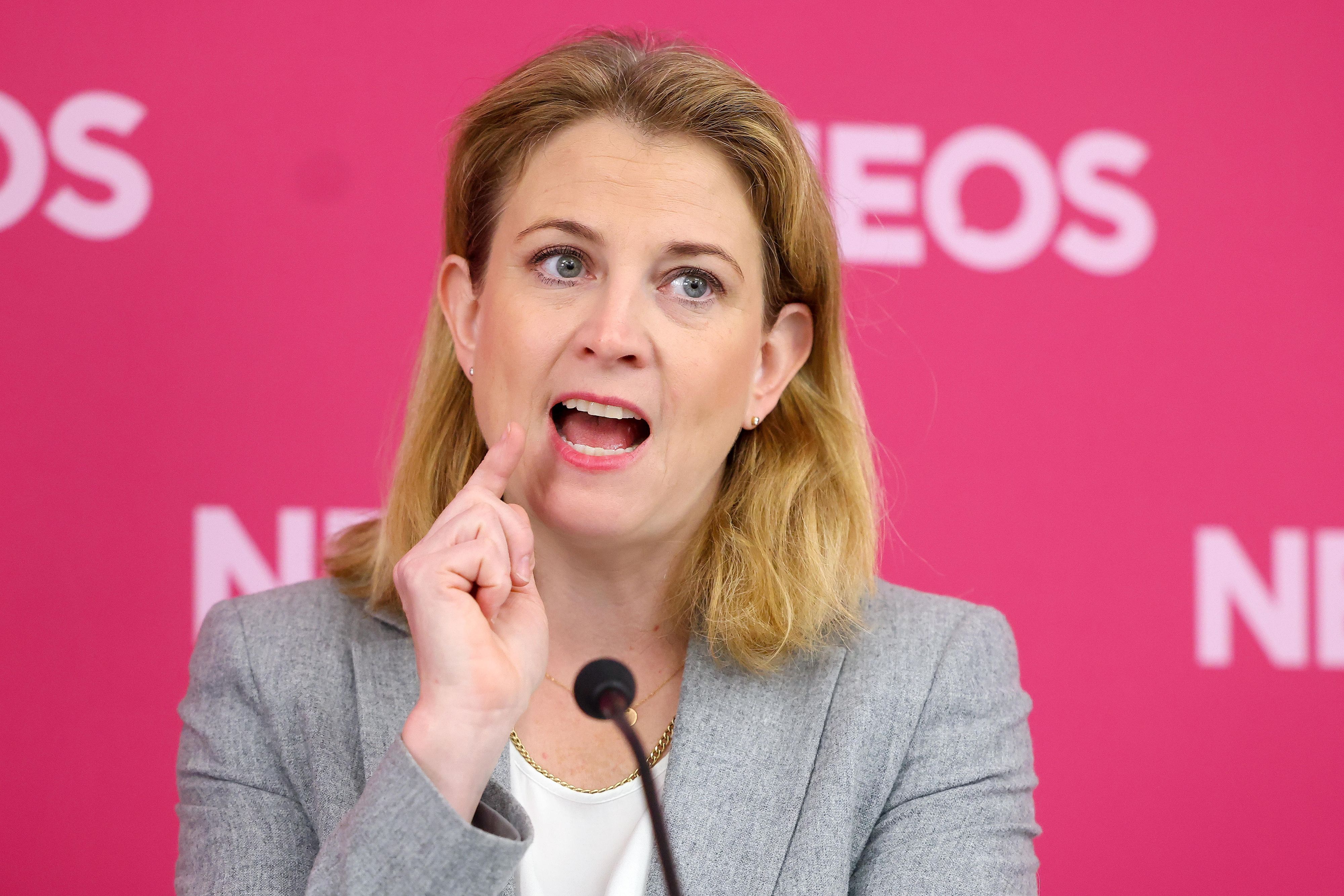 Download von www.picturedesk.com am 20.10.2022 (07:29).  WIEN, OESTERREICH - SEPTEMBER 20: Abgeordnete zum Nationalrat, Klubobfrau und Vorsitzende Beate Meinl-Reisinger (NEOS) bei Pressekonferenz - Plenarvorschau der NEOS bei Ronacher am 20. September 2022 in Wien, Oesterreich.220920_SEPA_10_024 - 20220920_PD2754 - Rechteinfo: Rights Managed (RM)