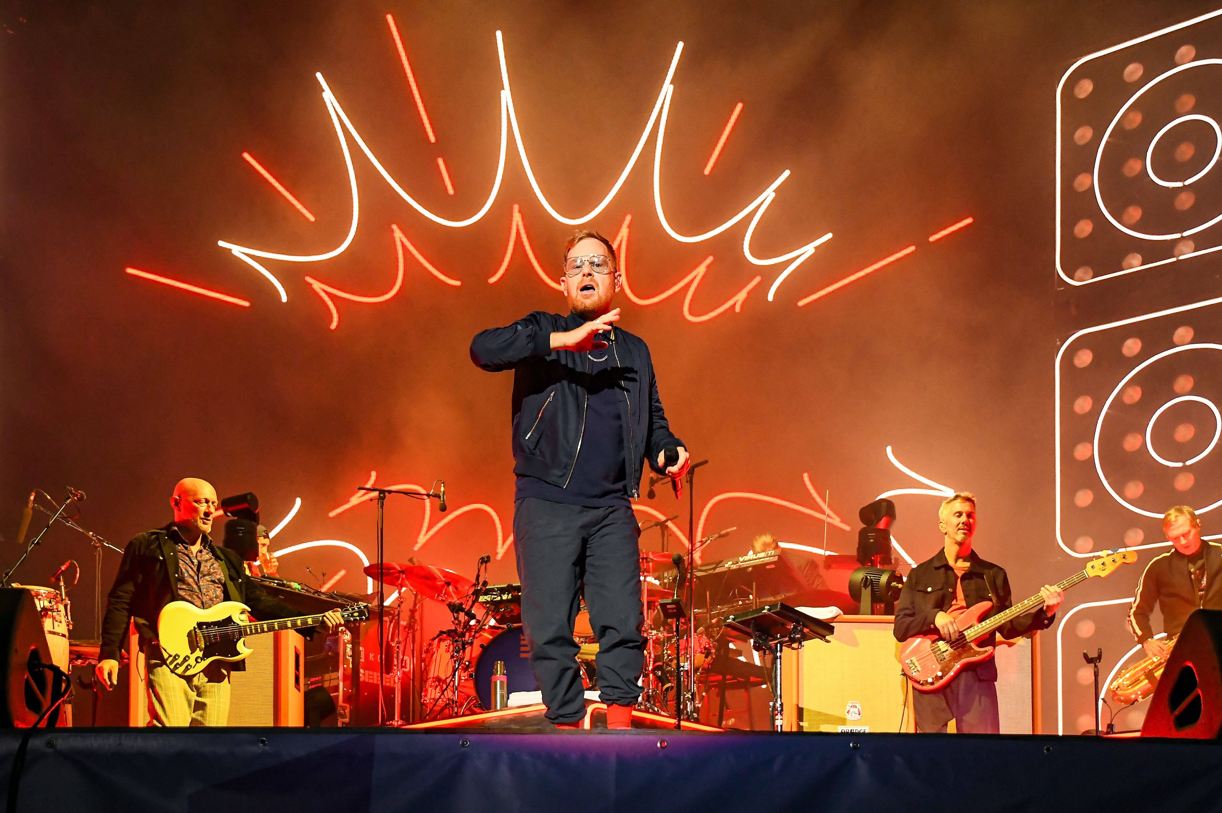 25.09.2022, xlakx, Entertainment Festival, Lollapalooza Berlin 2022 emspor, v.l. Die Band SEEED Peter Fox stehen beim Lollapalooza Festival Berlin auf dem Gelaende des Olympiastadions auf der Buehne. Berlin *** 25 09 2022, xlakx, entertainment festival, Lollapalooza Berlin 2022 emspor, v l The band SEEED Peter Fox stand on stage Berlin at the Lollapalooza Festival Berlin on the grounds of the Olympic Stadium. 