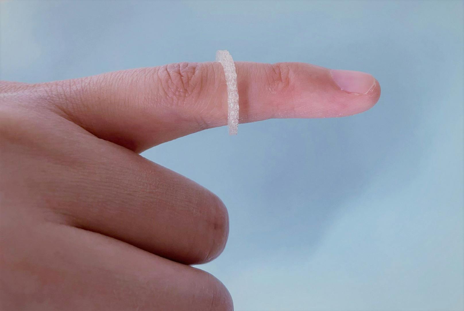Bei dem von den Forschern gezeigten Fingerring handelt es sich zunächst um einen Prototyp.