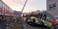 Zwei Kinder verletzt – Zug erfasst Schülerbus