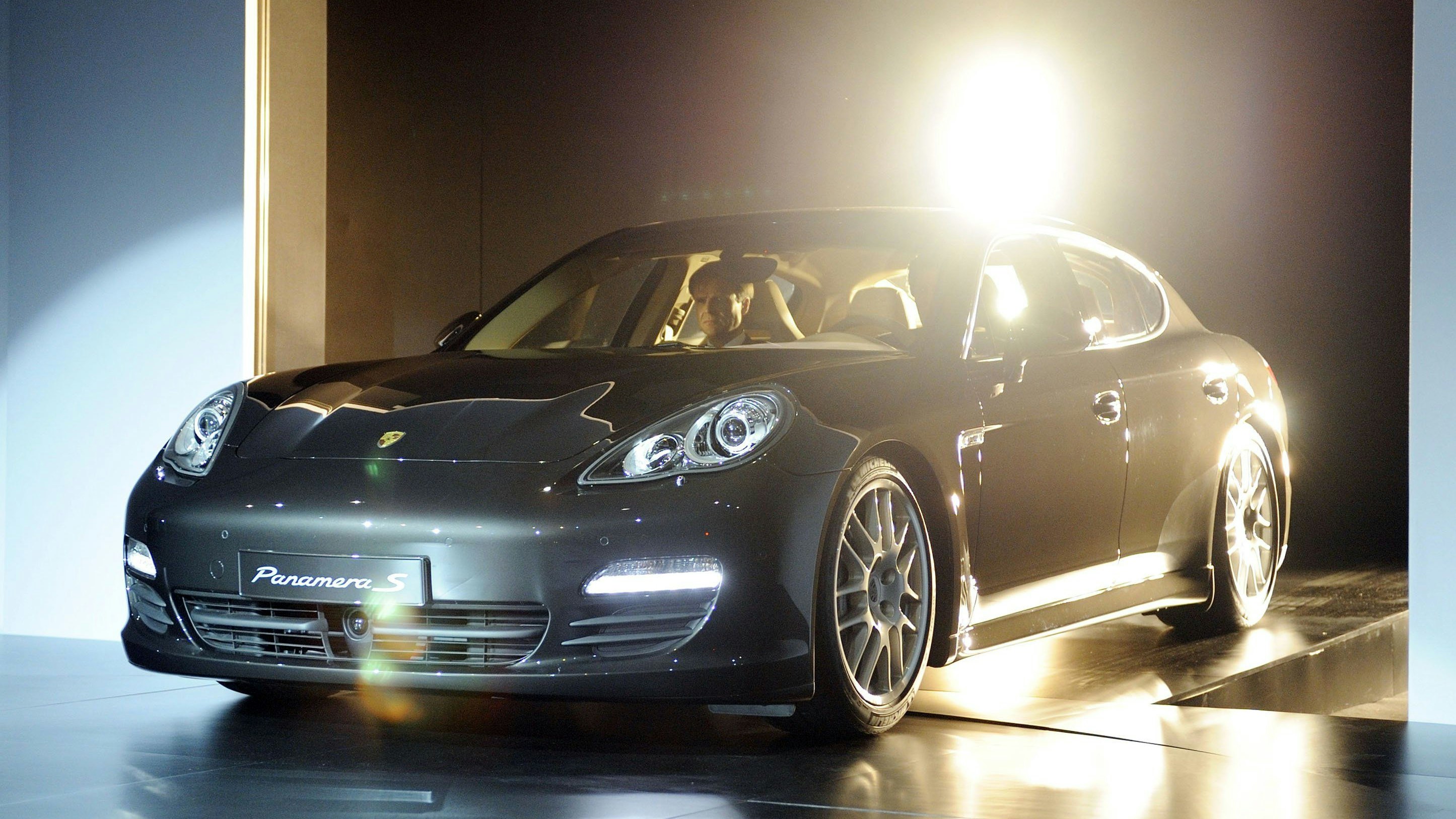 Mit einem solchen Porsche Panamera (Symbolbild) jettete Schmid nach Triest.