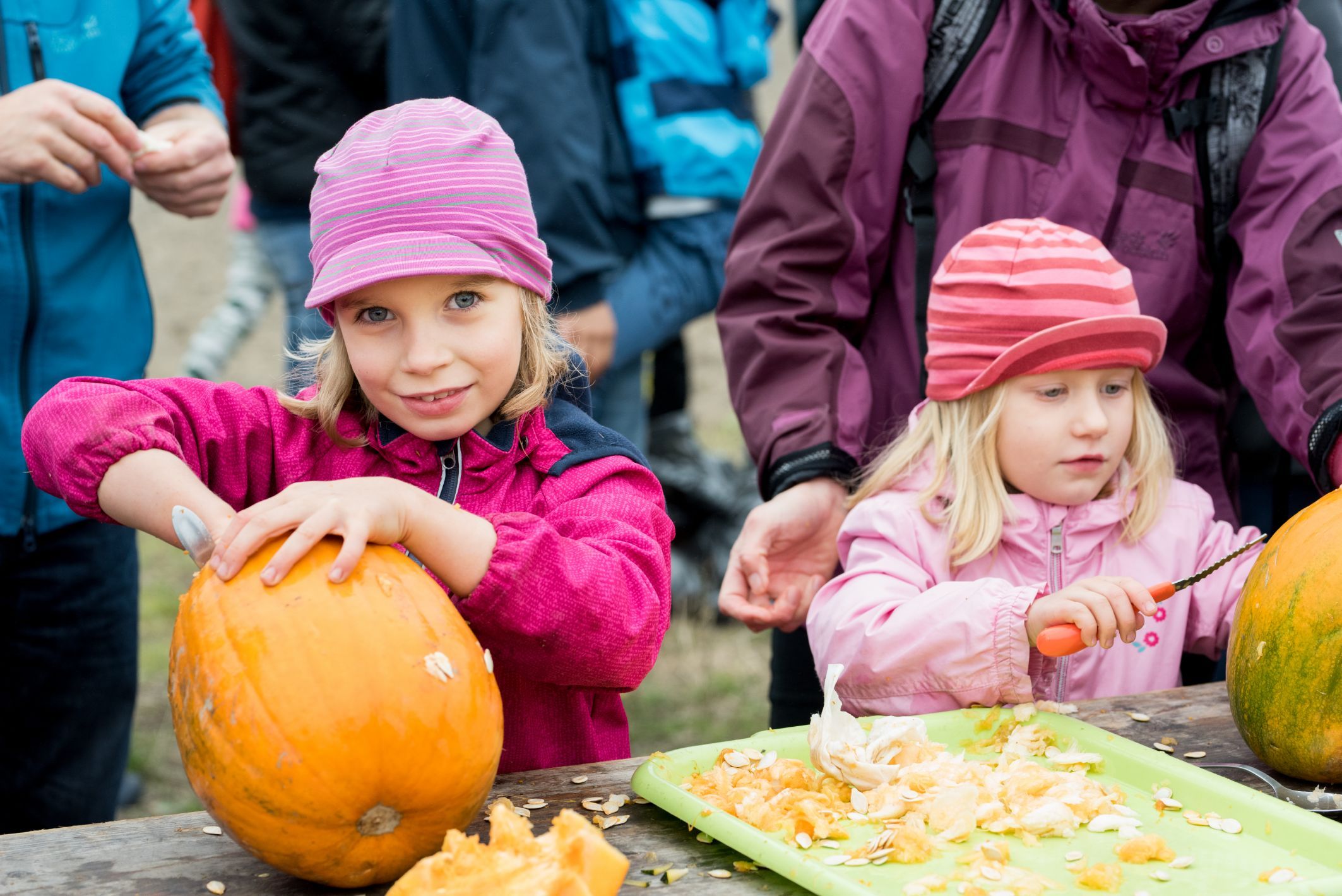 Frische Luft, grusliges Kürbisköpfe-Schnitzen und viele weitere Abenteuer hat Wienextra im Herbst-Ferienspiel und den kostenlosen oder sehr günstigen Angeboten im Programm.