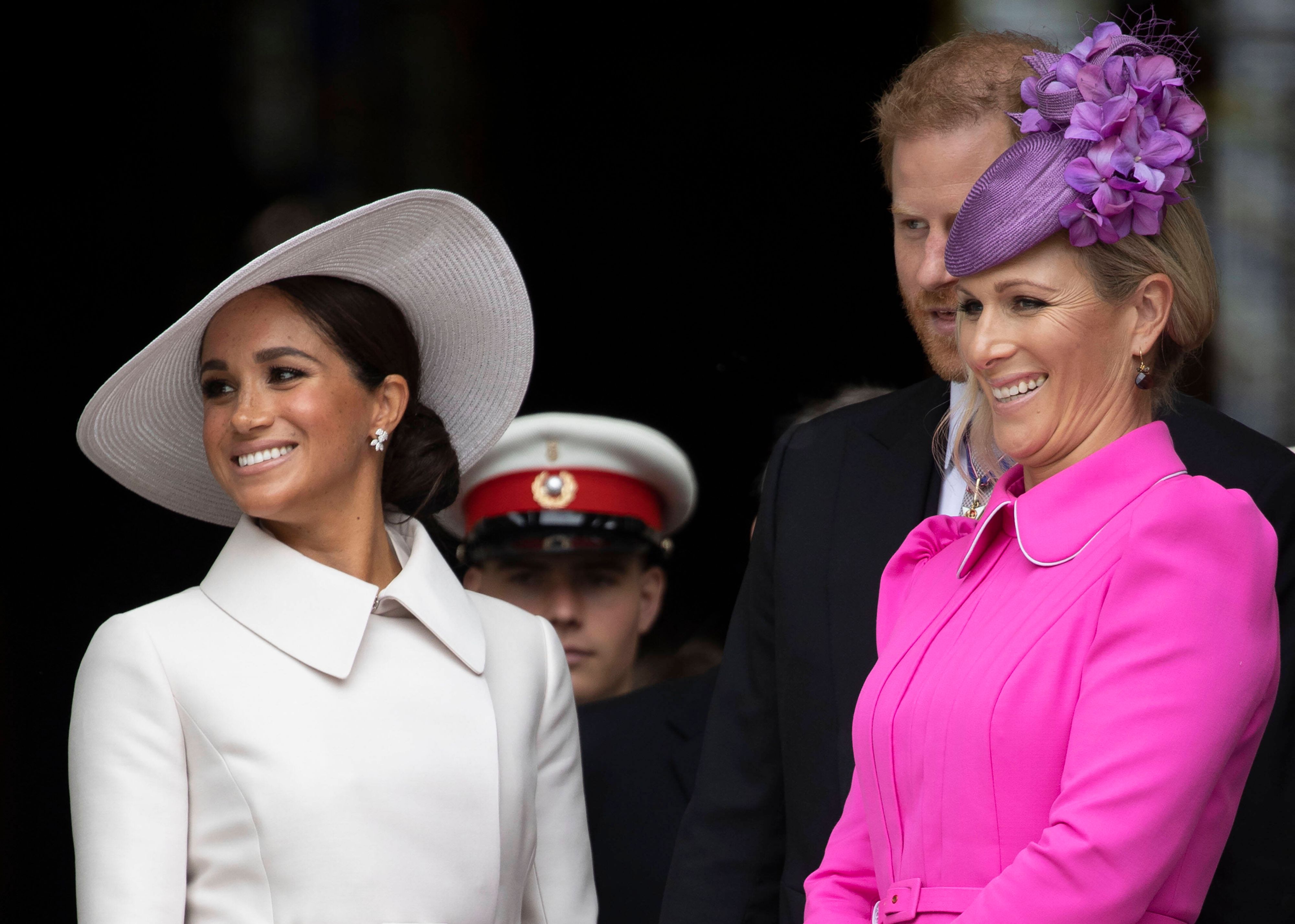 Zara Tindall (rechts) versucht sich als Model